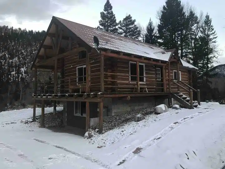 A wintery, serene paradise at spacious and warm Stony Creek Lodge. 