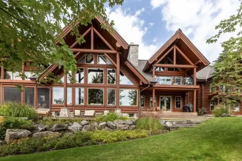 Escape to Luxury: Experience the Ultimate Waterfront Retreat on Gloucester Pool