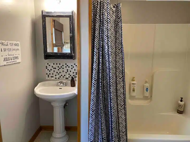 Upstairs full bathroom