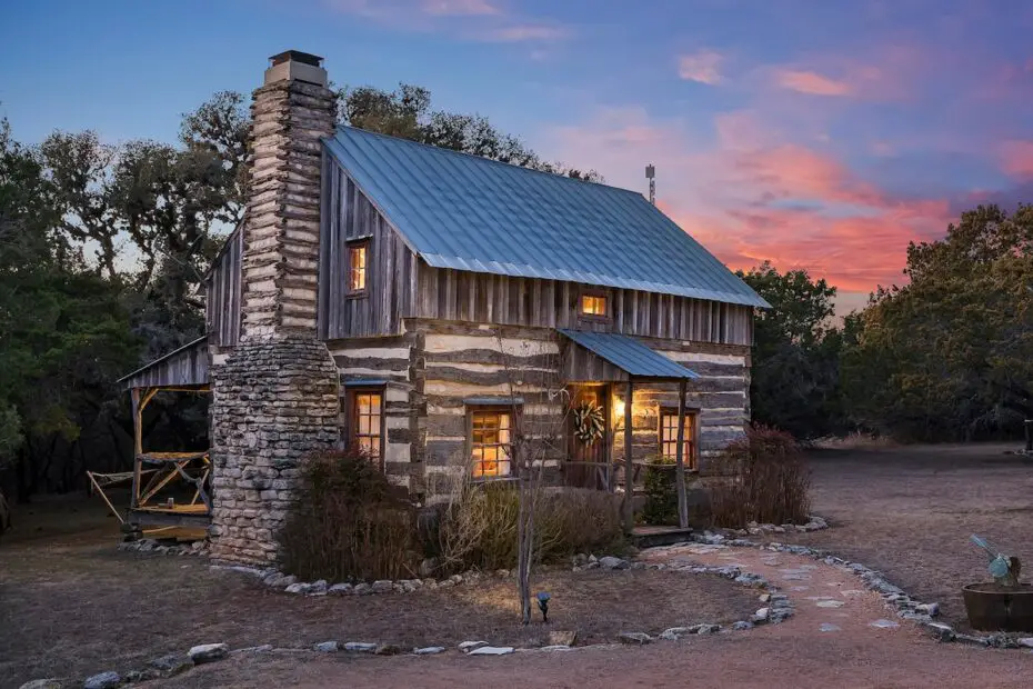Experience Romantic Tranquility at Peach Log Cabin near Town