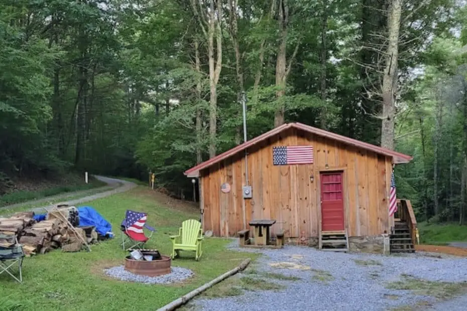 Cozy Patriotic Cabin: Celebrate Tranquility and American Spirit
