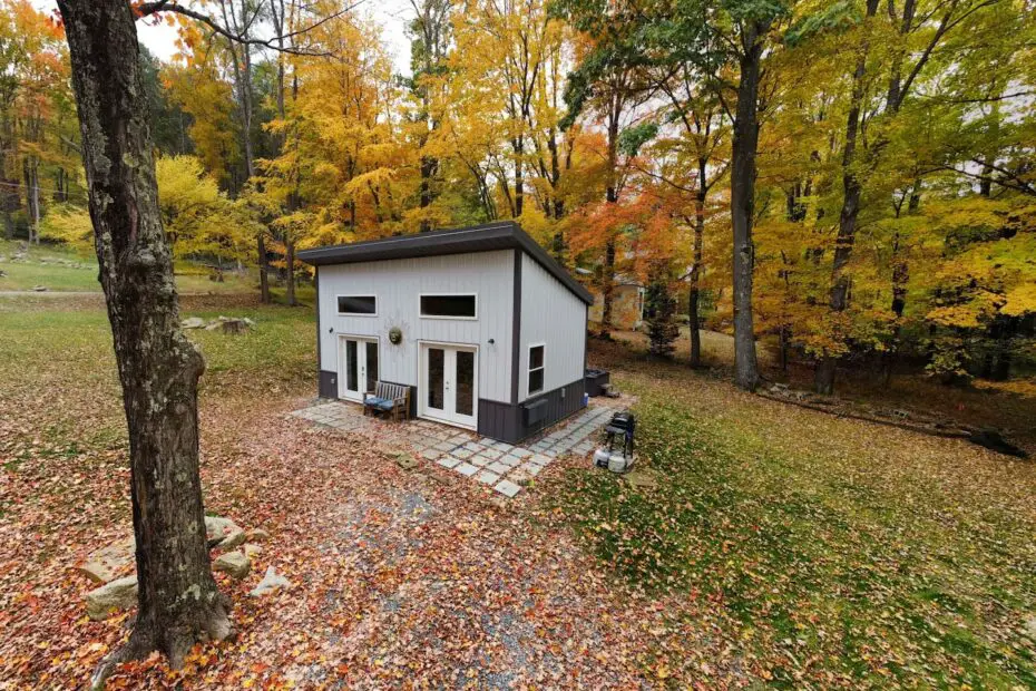 Enjoy A Relaxing Retreat In an Elegantly Furnished Pet-Friendly Cozy Home With Hot Tub & Fire Pit