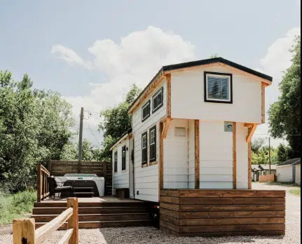 Escape to Tiny Timber – Experience Serenity at this Breathtaking Tiny House Retreat