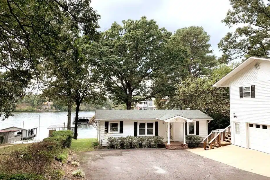 Serenity Cottage Hot Tub, Firepit and Lakeside: Your Perfect Getaway